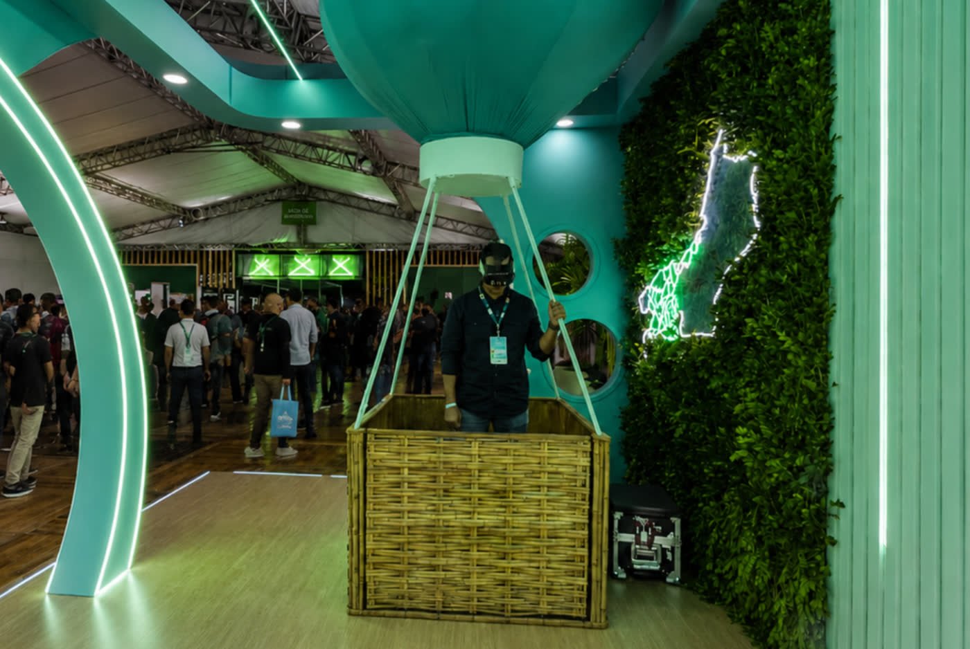 Participante vivendo a experiência no ponto da marca