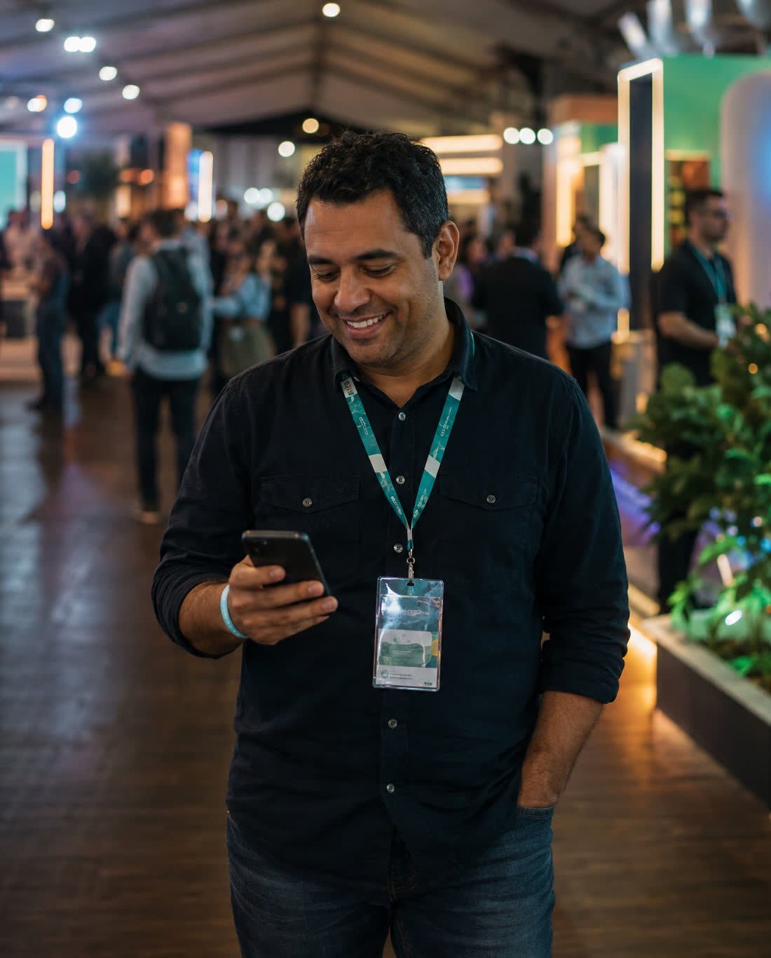 Participante circulando pelo evento e acompanhando a fila pelo celular