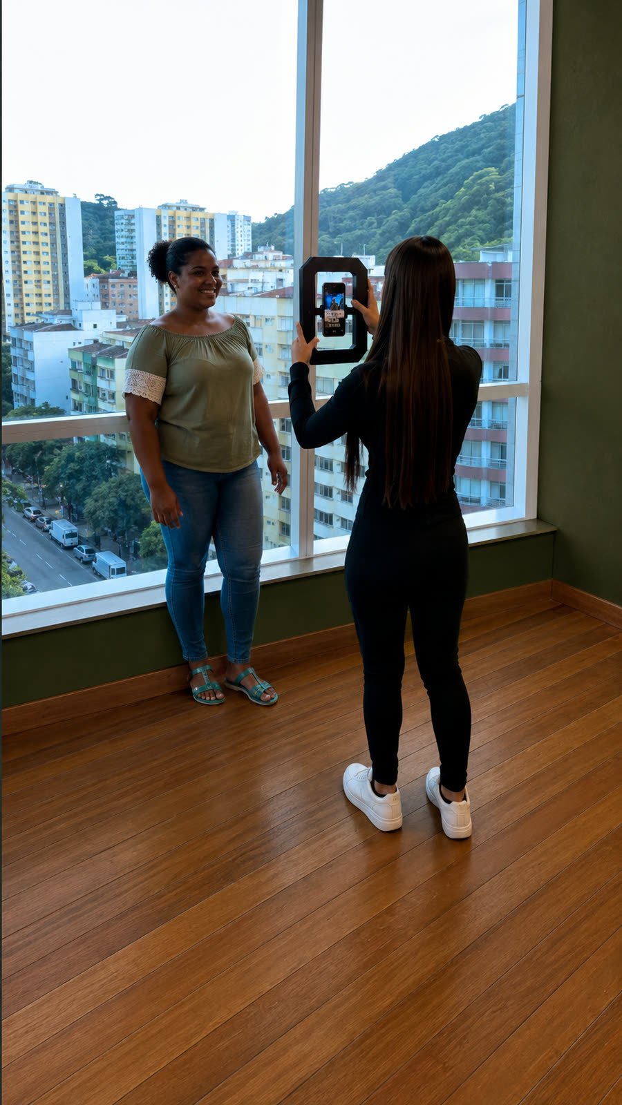 Promotora fotografando uma participante com o Mobi XP durante o evento