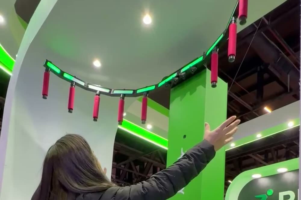 Arco de LED curvo carregado com os bastões, montado acima da altura da cabeça no estande