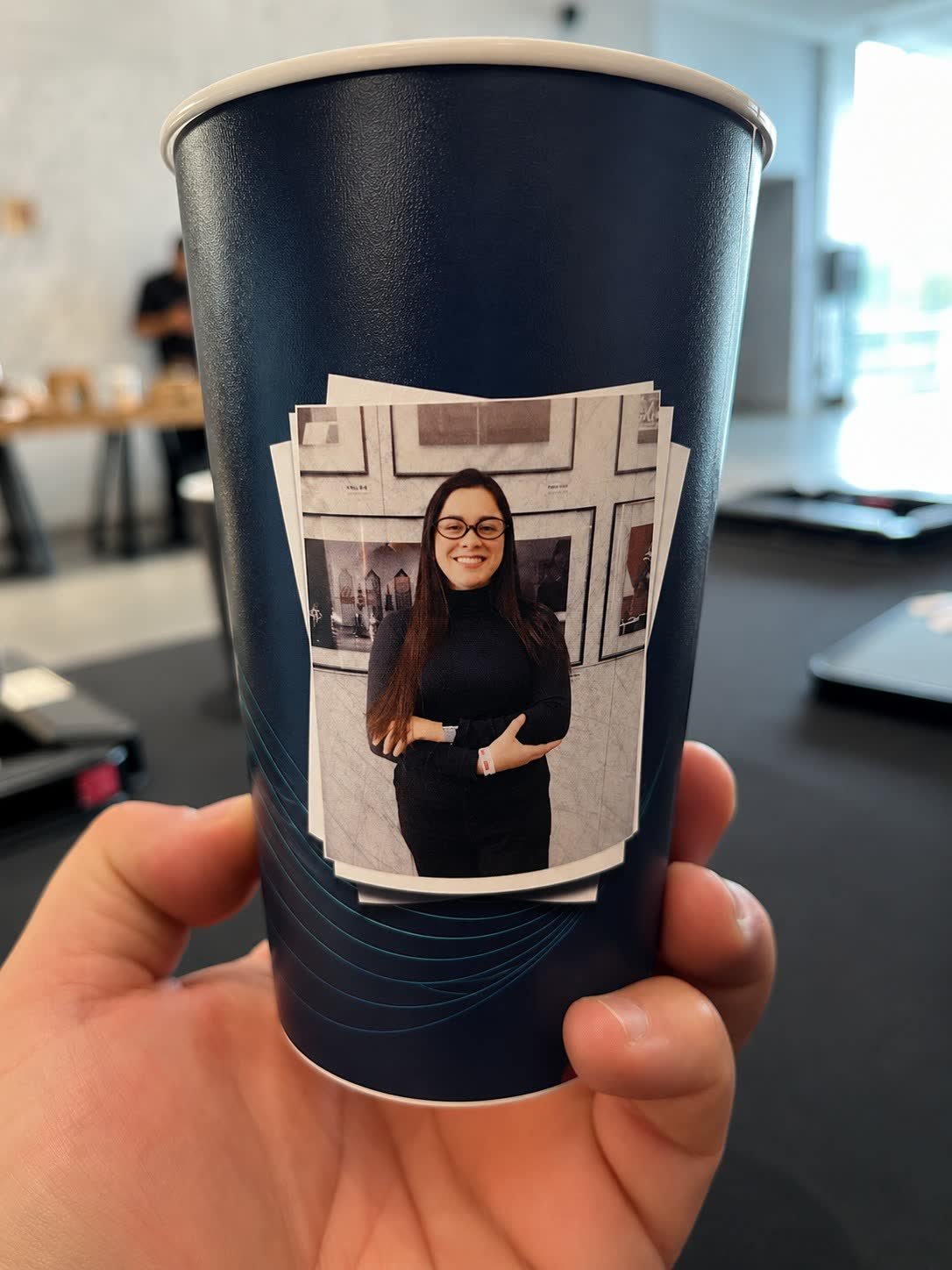 O mesmo copo girado, com a foto da participante impressa