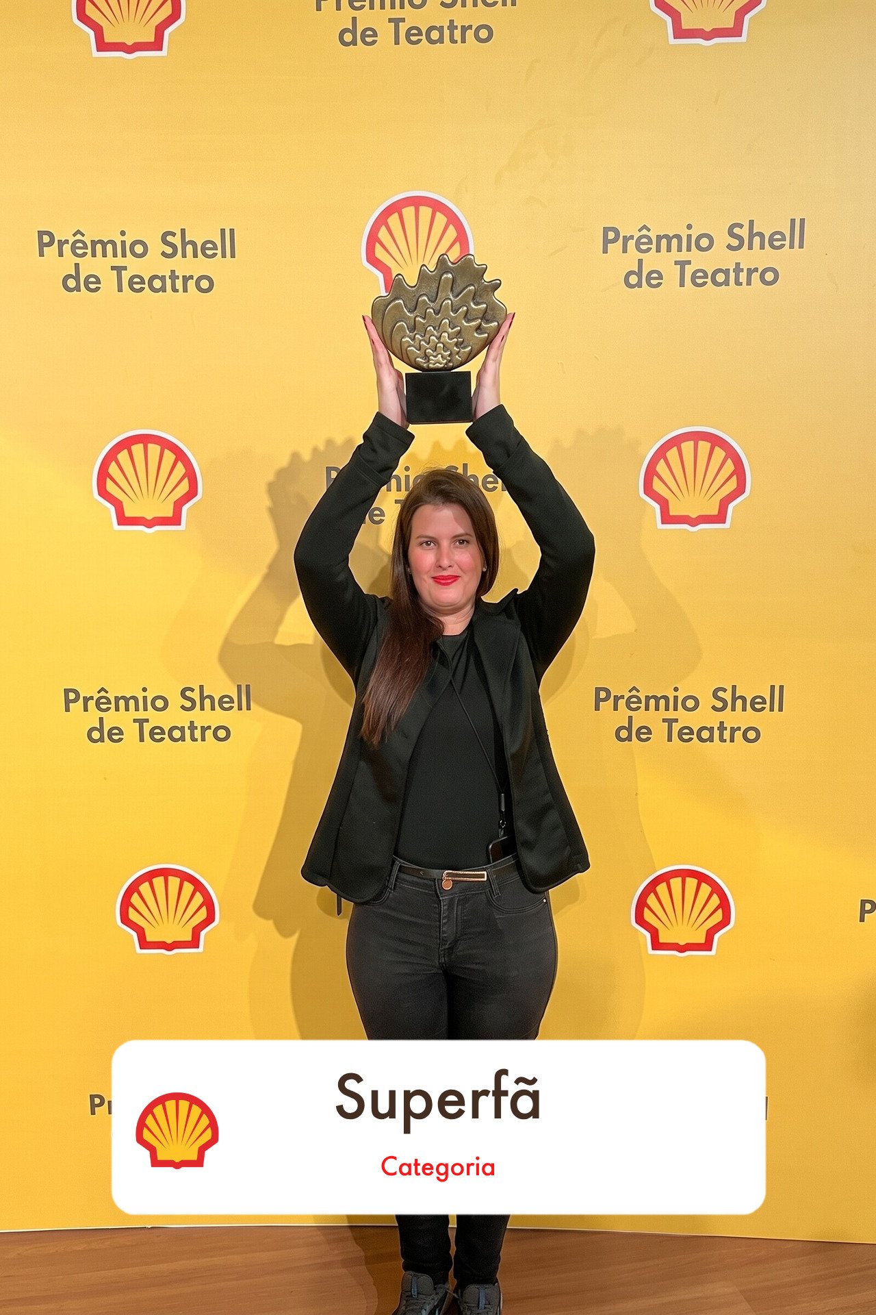 Foto gerada por IA da participante erguendo o troféu