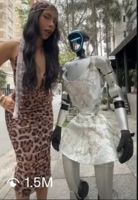 Influenciadora posa na rua com o Humanoide G1 da T3i vestido com roupa estampada