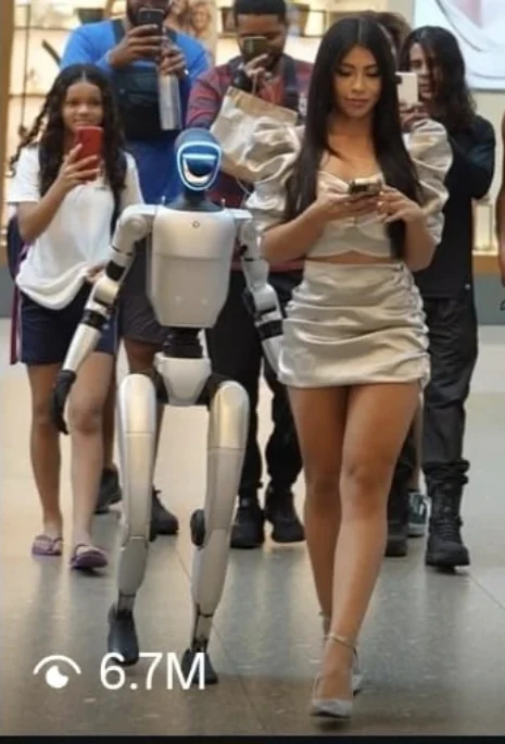 Influenciadora caminha com o Humanoide G1 da T3i num shopping, com o público filmando atrás